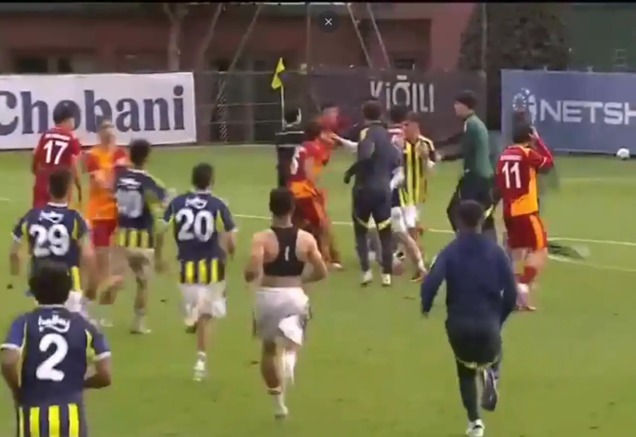 fenerbahce-galatasaray-derbisinde-yumruklar-havada-ucustu-futbolcular-birbirine-girdi-2