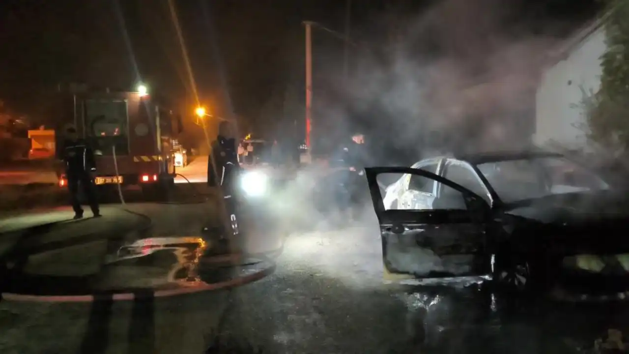 antalyada-gece-saatlerinde-park-halindeki-arac-alev-alev-yandi-3.webp
