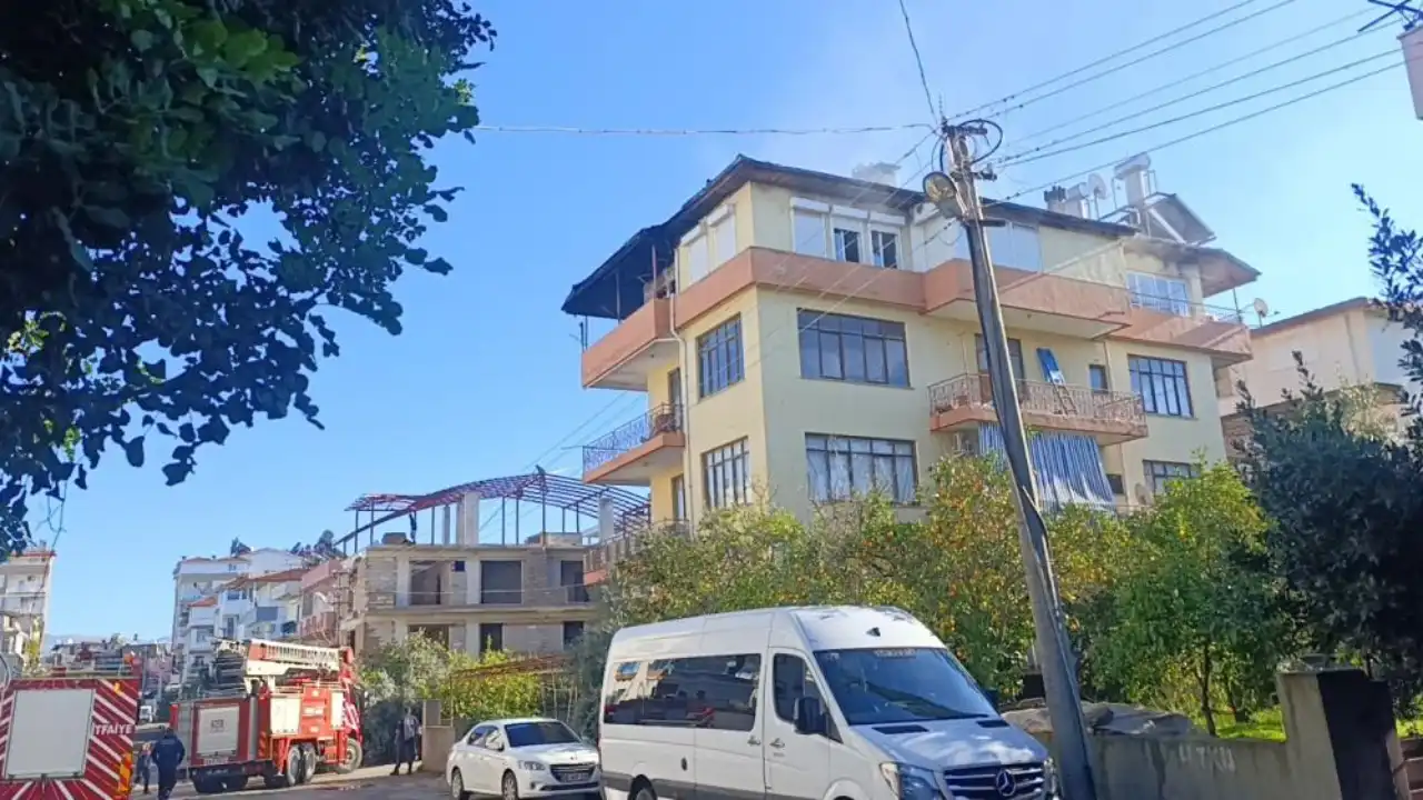 manavgatta-3-cocuklu-aile-yanan-daireden-kurtuldular-yeniden-alevlerin-arasinda-kaldilar-4.webp