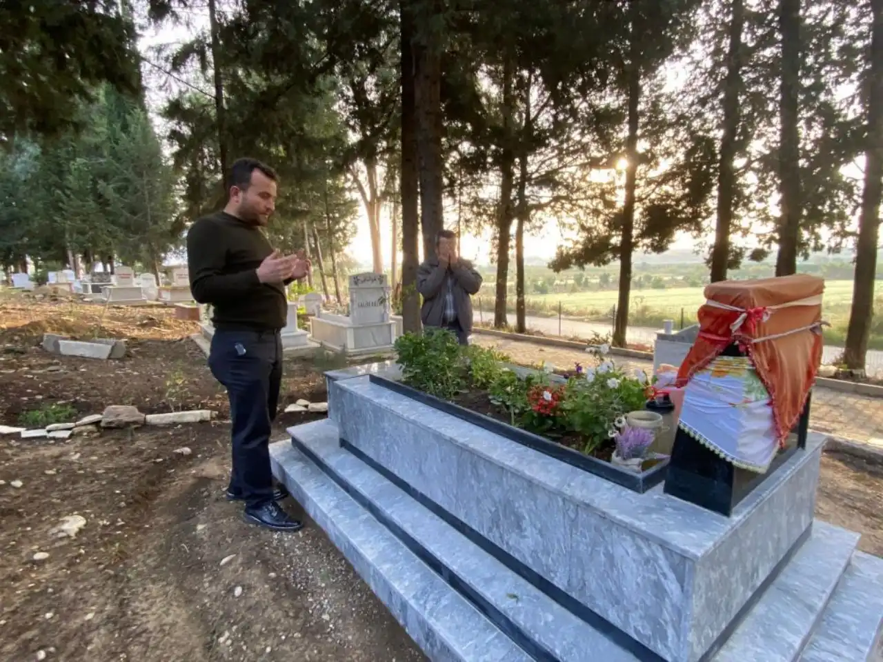 serikte-vicdani-sizlatan-olay-baba-kizinin-mezarindaki-ciceklerin-calinmasina-isyan-etti-2.webp