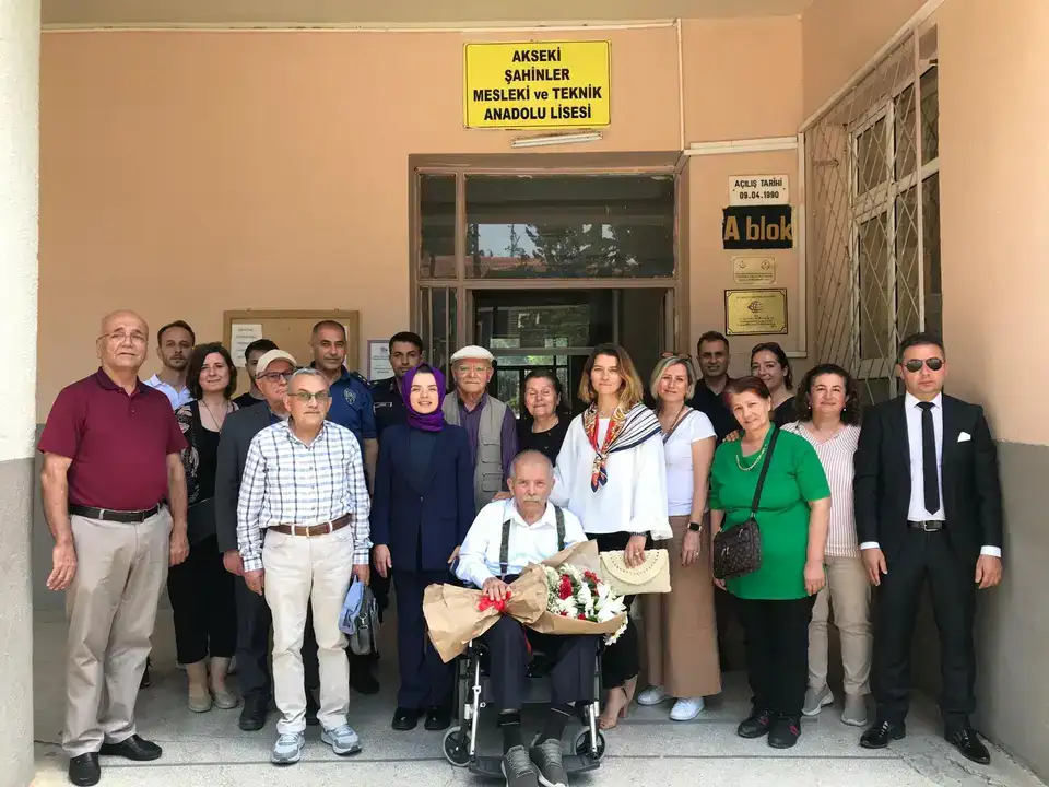 20-yildir-ogrencileri-odullendiriyordu-aksekide-noter-amca-faik-bozkurt-vefat-etti