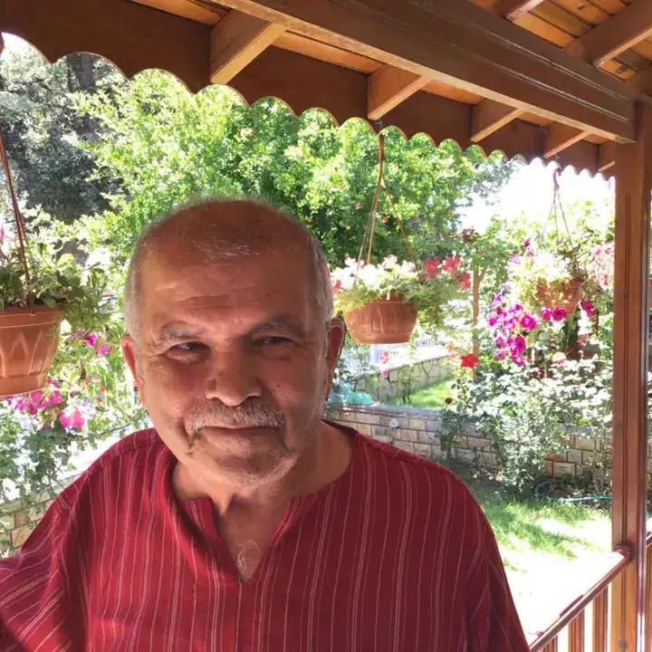 20-yildir-ogrencileri-odullendiriyordu-aksekide-noter-amca-faik-bozkurt-vefat-etti