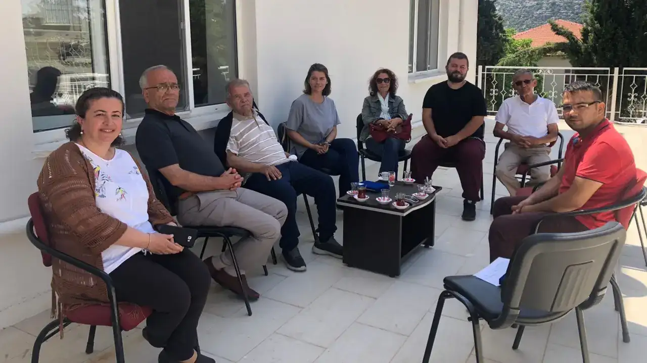 20-yildir-ogrencileri-odullendiriyordu-aksekide-noter-amca-faik-bozkurt-vefat-etti