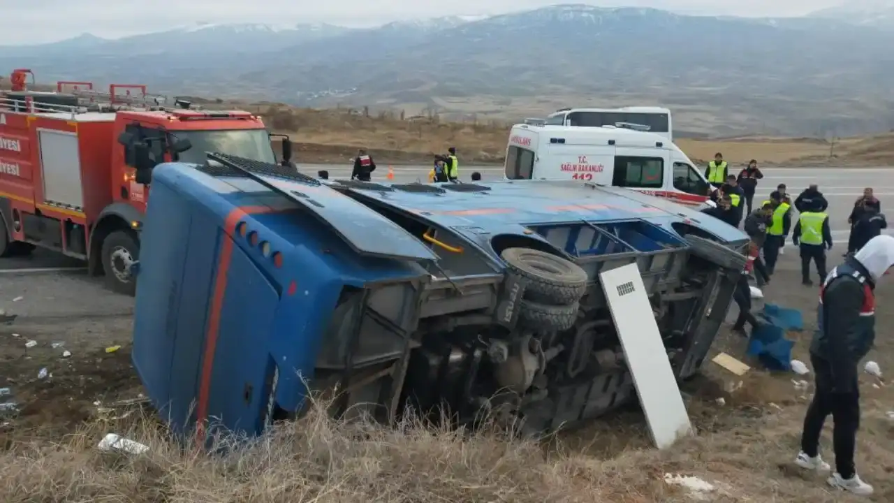 antalyaya-gelen-cezaevi-nakil-araci-devrildi