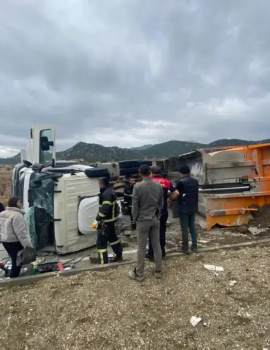 burdur-fethiye-yolunda-moloz-yuklu-kamyon-devrildi