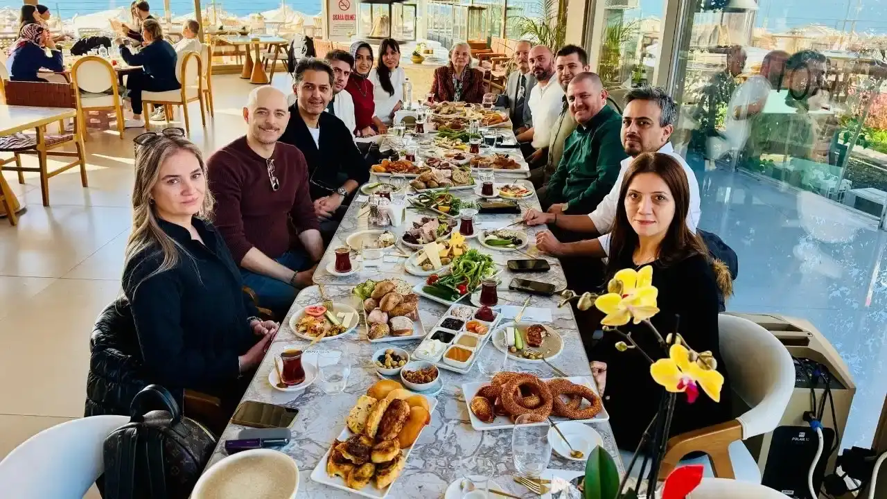 antalyada-28-yil-sonra-duygu-dolu-bulusma-eski-ogrencilerden-ogretmene-surpriz-1