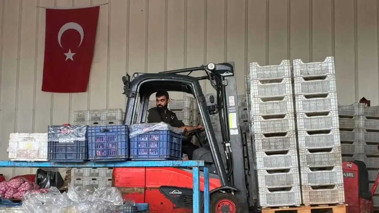 antalyada-soguk-hava-deposunda-korkutan-yangin-panik-yaratti-1