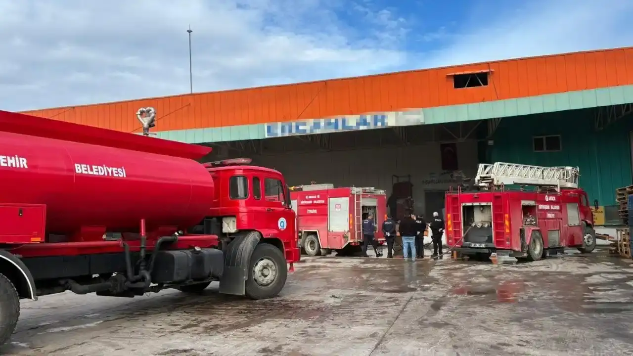 antalyada-soguk-hava-deposunda-korkutan-yangin-panik-yaratti-2