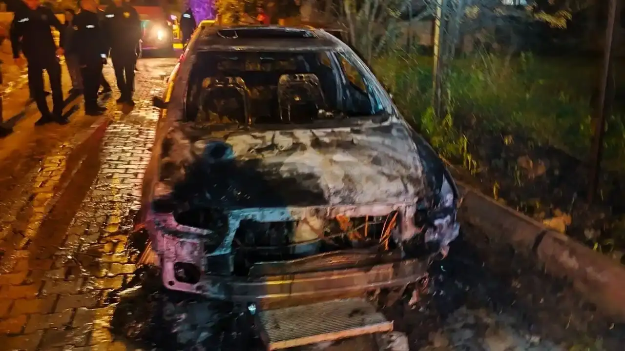 hatayda-seyir-halindeki-otomobil-alev-alev-yandi-1