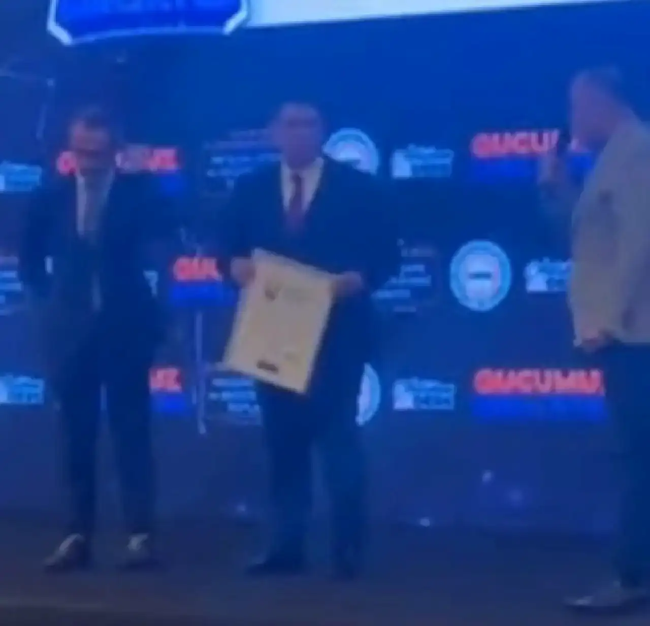 suleyman-sahinden-plaket-protestosu