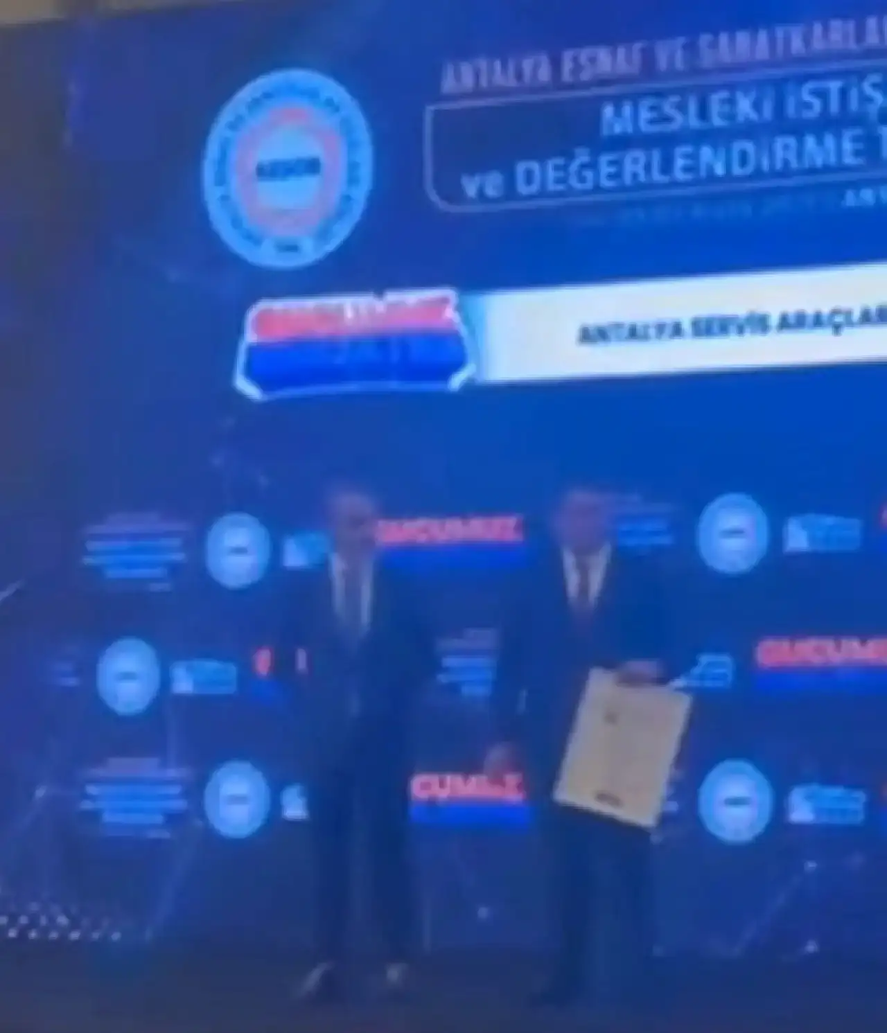 suleyman-sahinden-plaket-protestosu