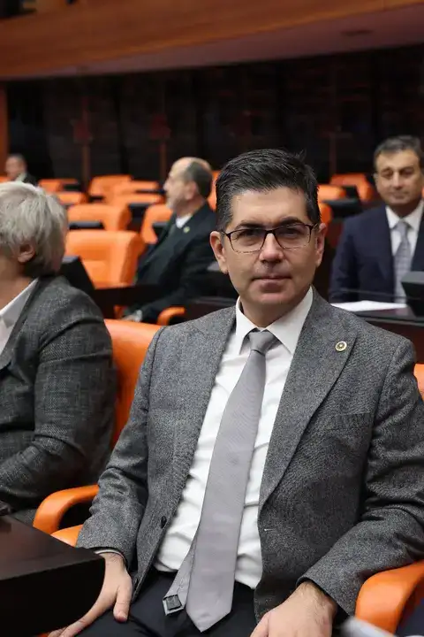 ispartadan-ataturke-ingiliz-kemal-diyen-ogretmen-tbmm-gundeminde