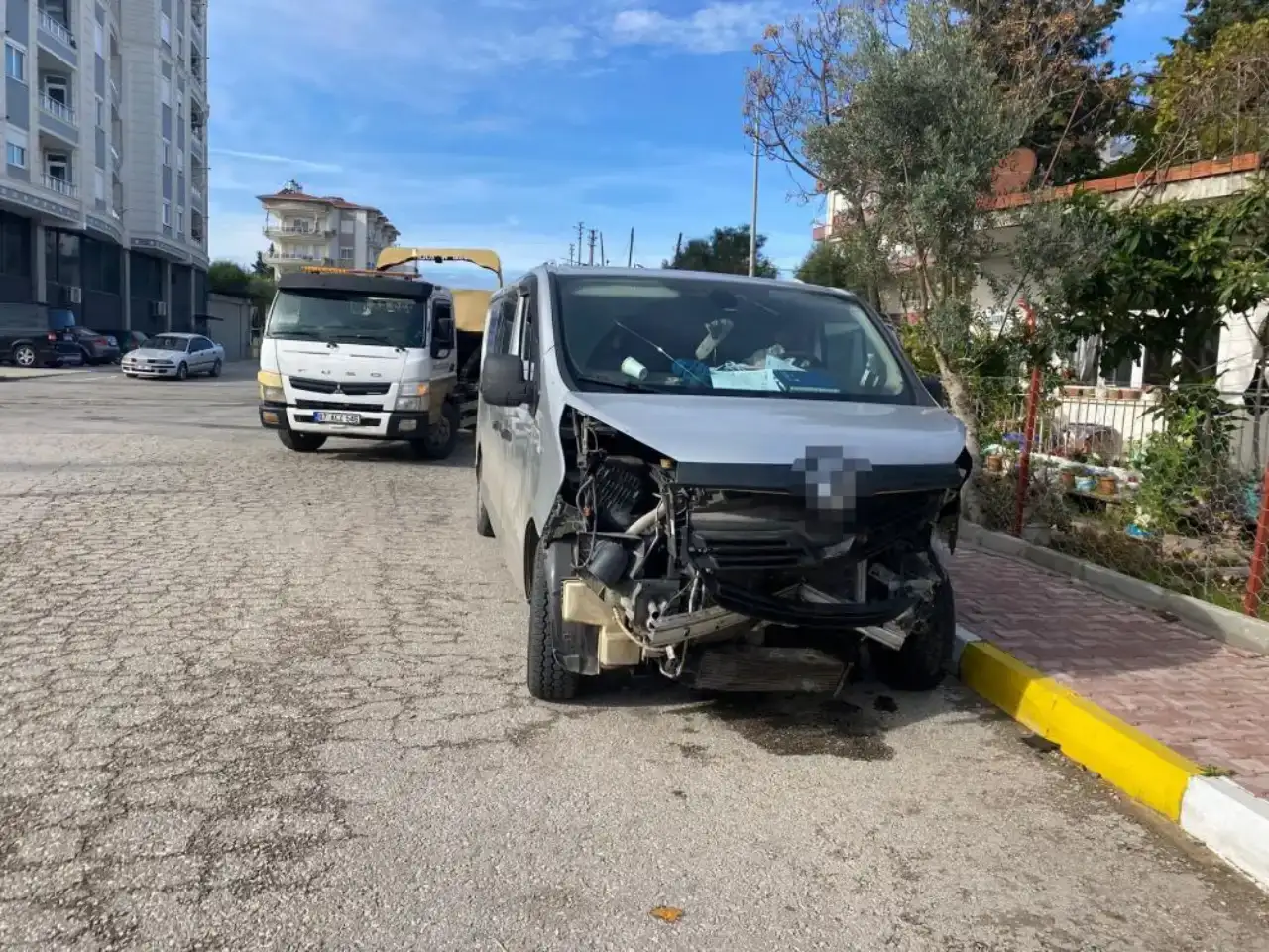 serikte-hafif-ticari-ile-otomobil-carpisti-4-kisi-yaralandi