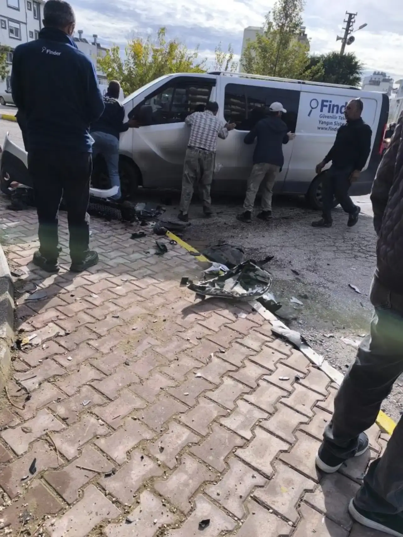 serikte-hafif-ticari-ile-otomobil-carpisti-4-kisi-yaralandi