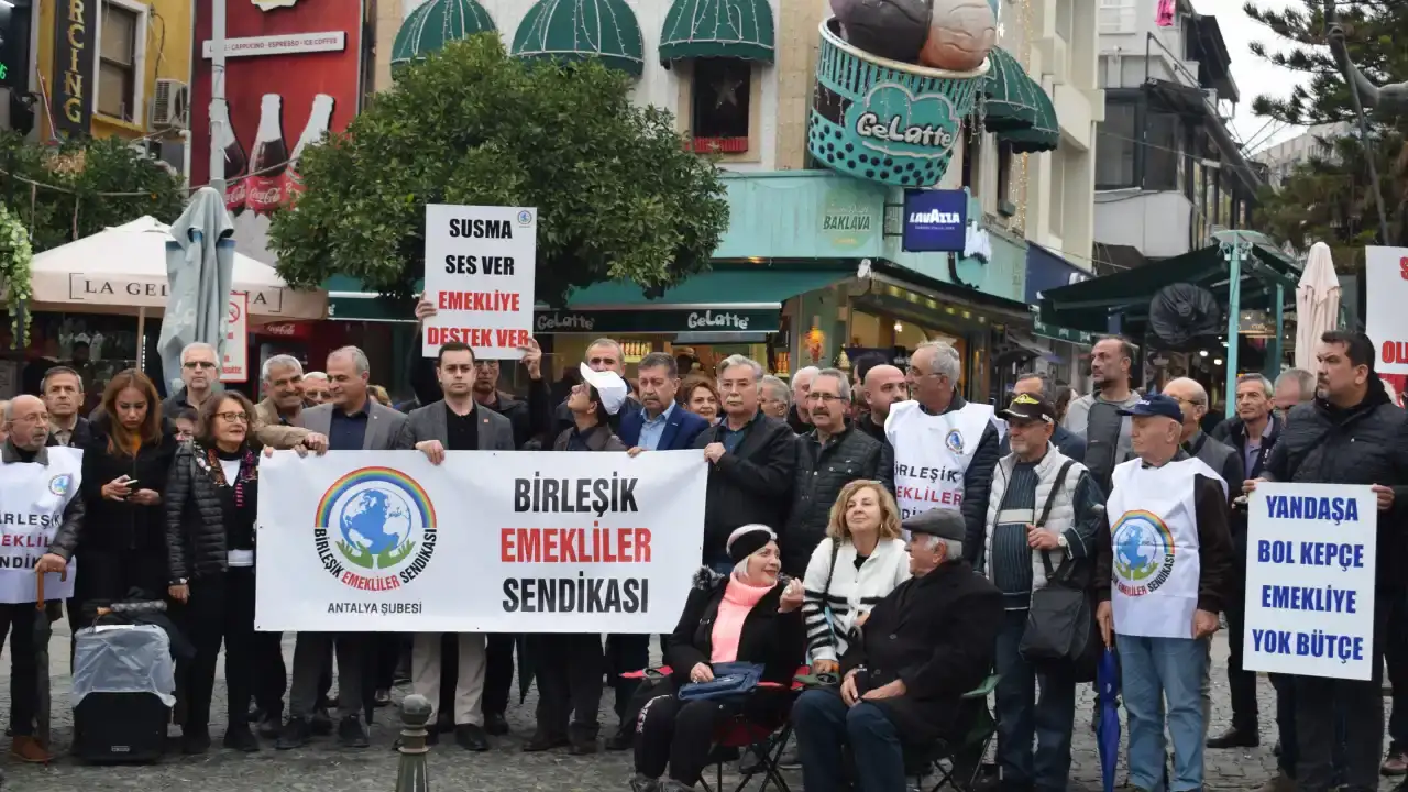 antalyada-emekliler-tuike-isyan-etti