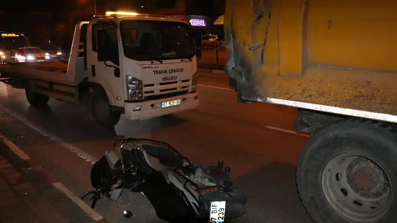 antalyada-motosikletten-firlayan-genc-feci-kazada-can-verdi