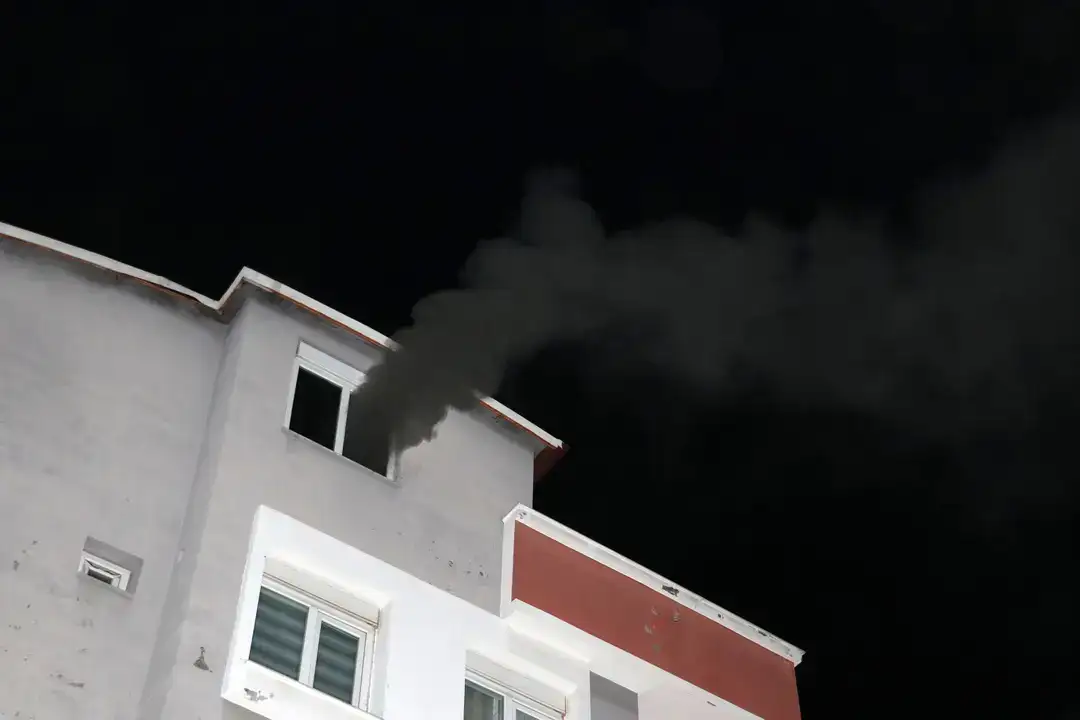 kepezde-apartman-yangini-alevler-panige-yol-acti
