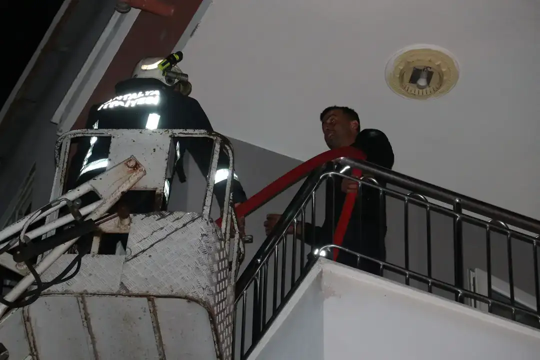 kepezde-apartman-yangini-alevler-panige-yol-acti