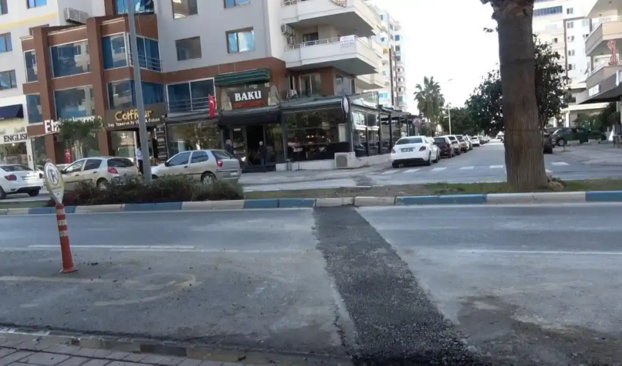 alanyada-esnaf-yolda-bulunan-cukurlari-kendi-imkanlariyla-kapatti