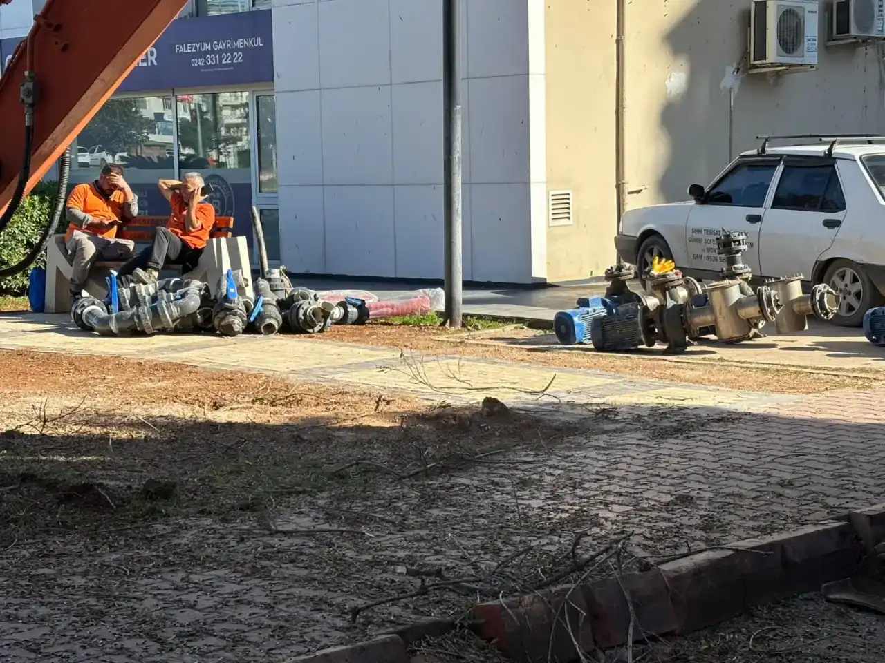 antalya-8-mart-parkinda-havuz-yikimina-devam