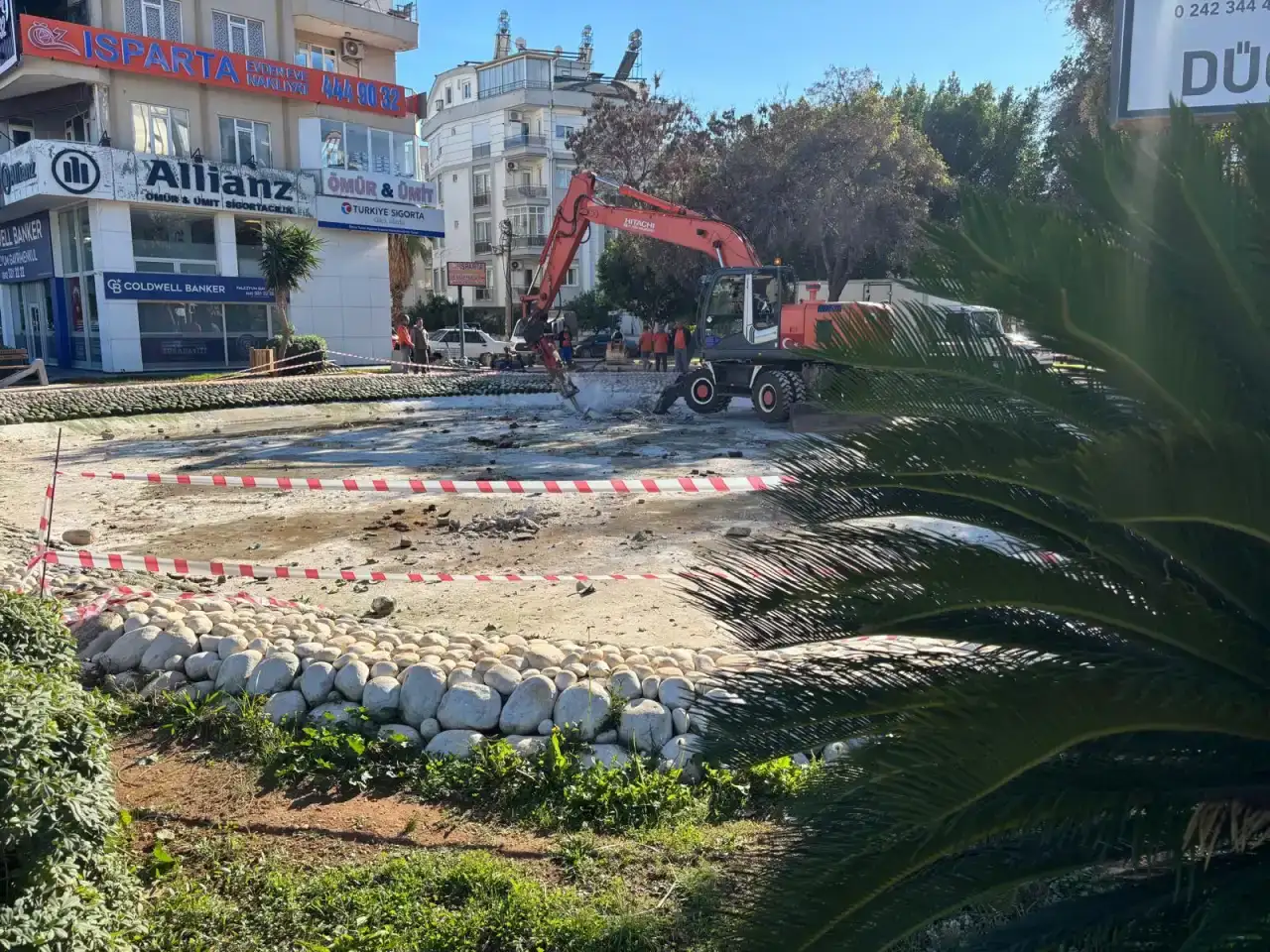 antalya-8-mart-parkinda-havuz-yikimina-devam