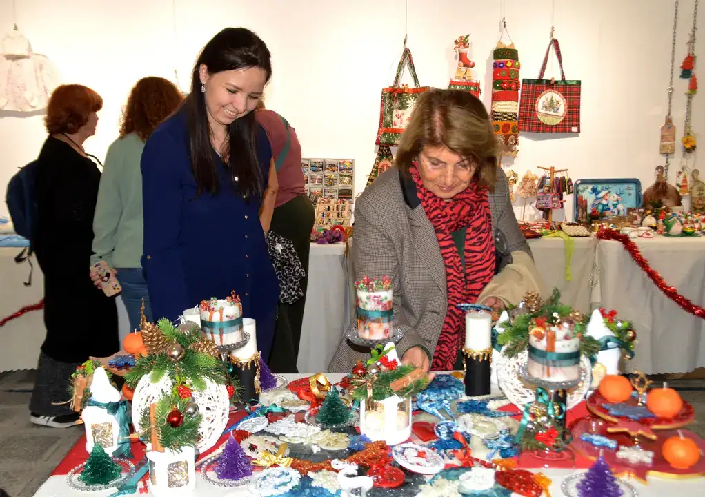 antalyada-kadin-sanatcilardan-yeni-yil-hediyeleri-sergisi