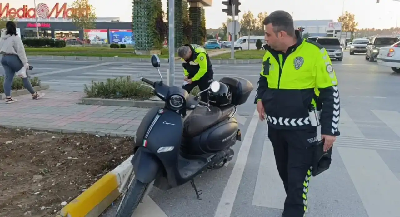 antalyada-otomobil-ve-motosiklet-carpisti-motosiklette-bulunan-iki-kisi-yaralandi