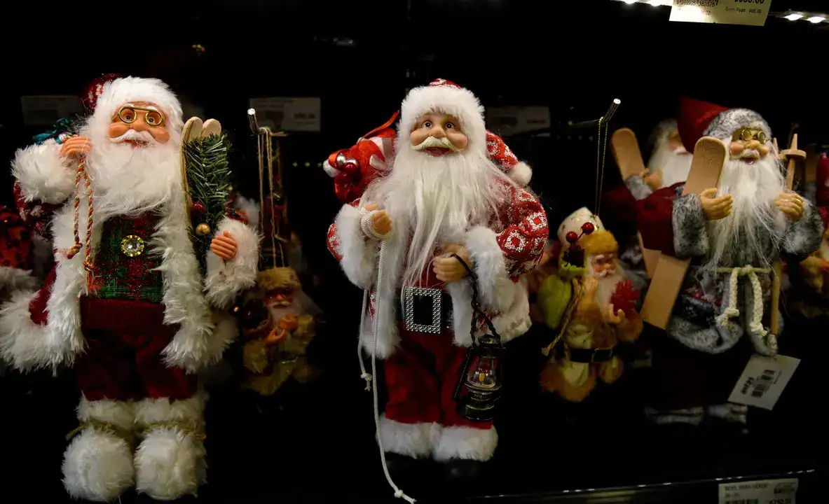 antalyada-yilbasi-hazirliklari-noel-baba-kostumleri-yuzde-40-artti