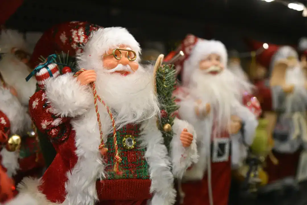 antalyada-yilbasi-hazirliklari-noel-baba-kostumleri-yuzde-40-artti