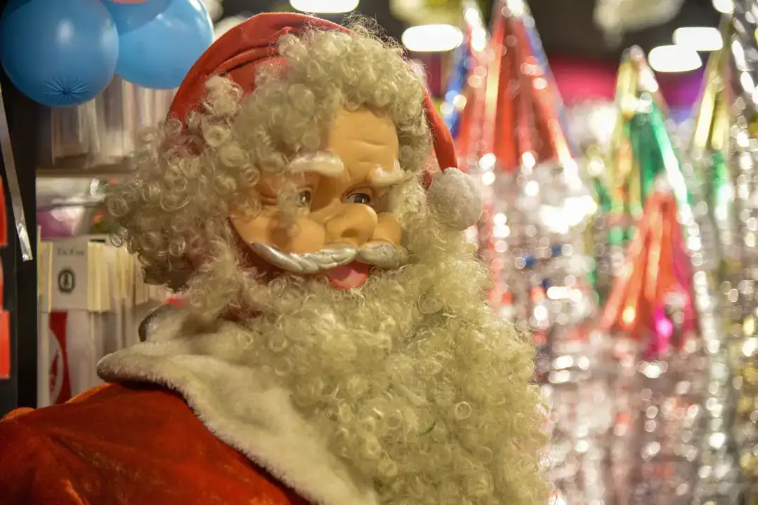 antalyada-yilbasi-hazirliklari-noel-baba-kostumleri-yuzde-40-artti