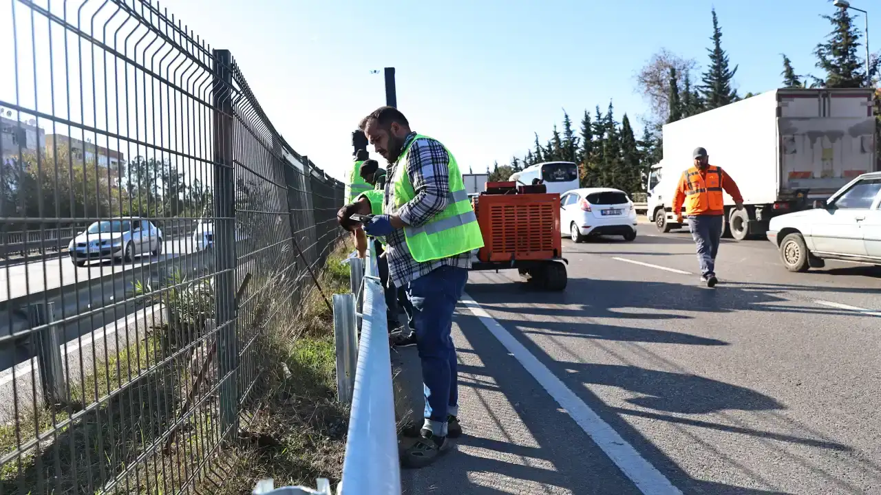 antalyanin-en-islek-bulvarinda-yol-yapim-calismasi