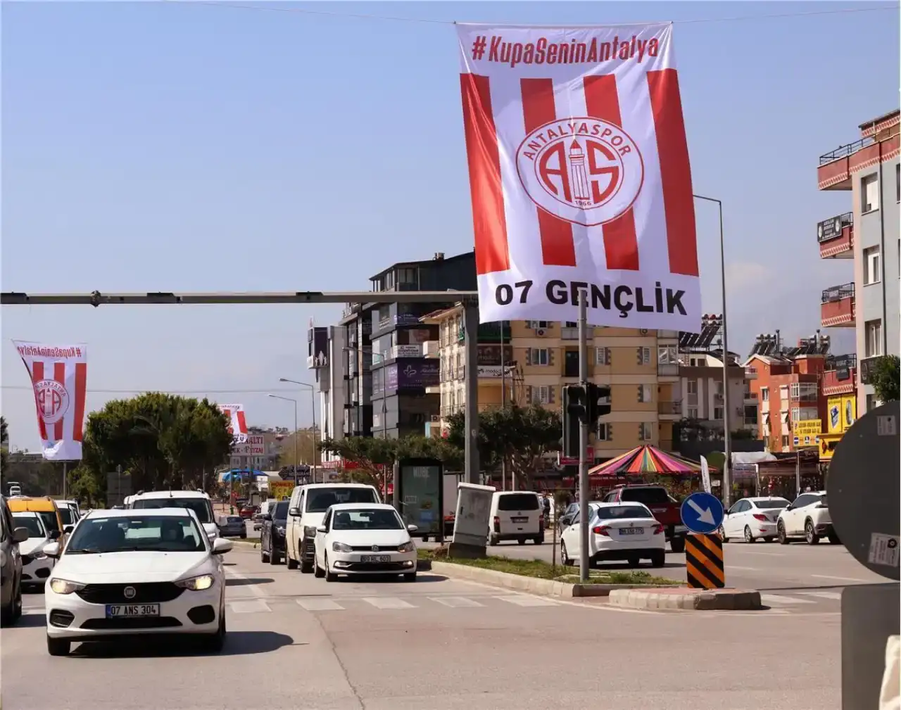 antalyaspora-destek-bayraklarinda-vahim-goruntu-bayraklar-paramparca