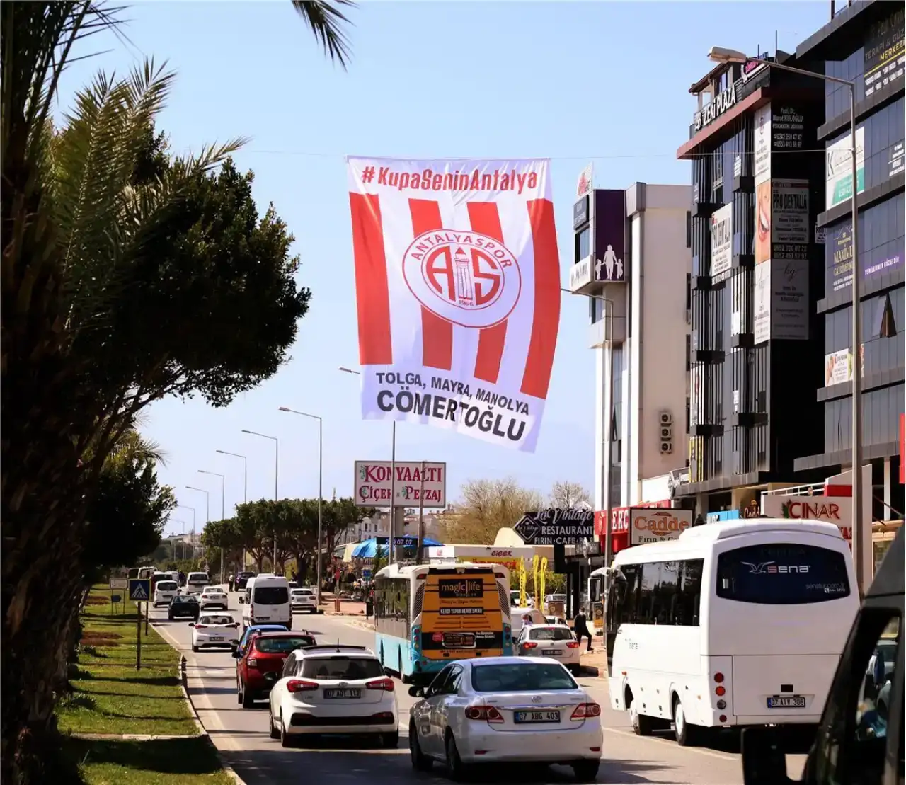 antalyaspora-destek-bayraklarinda-vahim-goruntu-bayraklar-paramparca