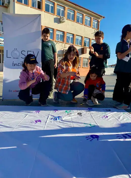 losevin-inci-projesi-serikte-turuncu-balonlar-losemiyi-yenen-sercan-icin-ucuruldu