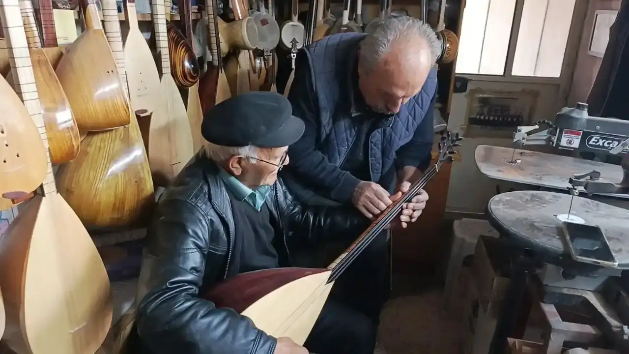 burdurda-baglama-aski-84-yasinda-hayalinin-pesinden-kostu-1