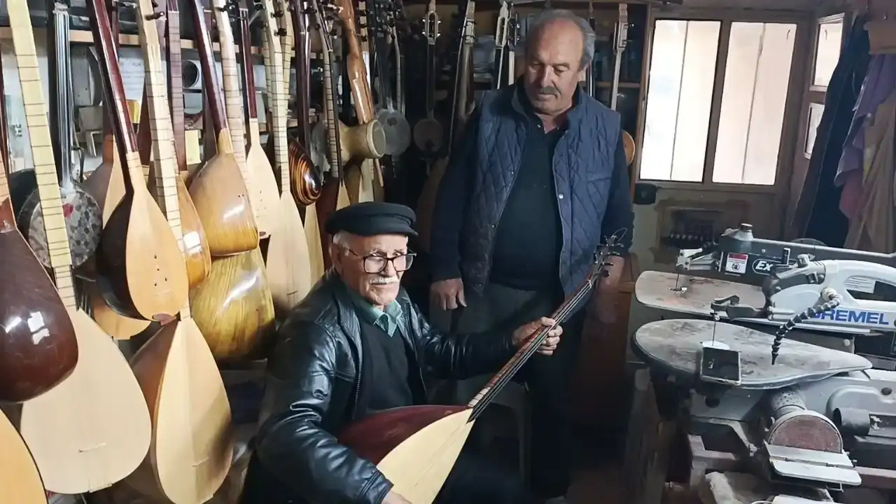 burdurda-baglama-aski-84-yasinda-hayalinin-pesinden-kostu-2