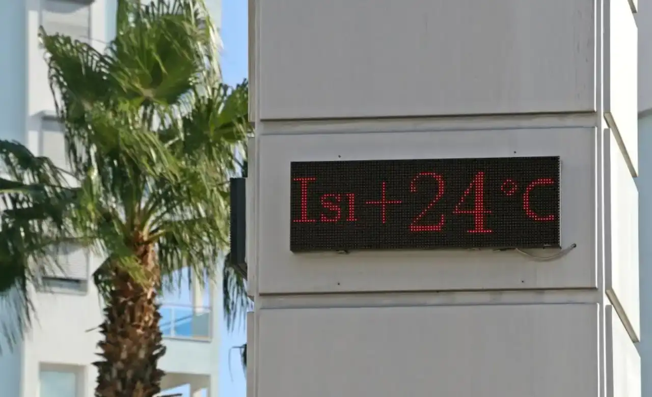 turkiye-donarken-antalya-yazi-yasiyor-vatandaslar-konyaalti-sahiline-akin-etti