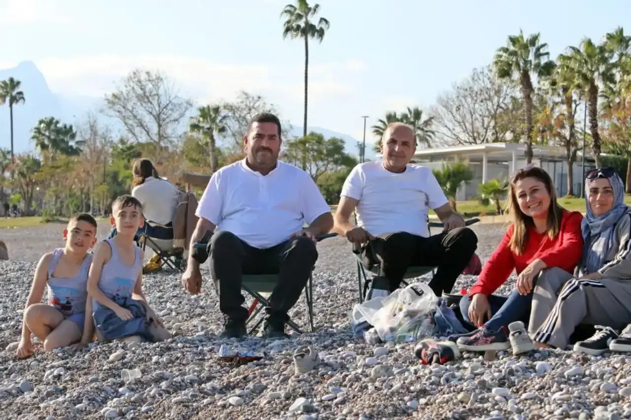 turkiye-donarken-antalya-yazi-yasiyor-vatandaslar-konyaalti-sahiline-akin-etti