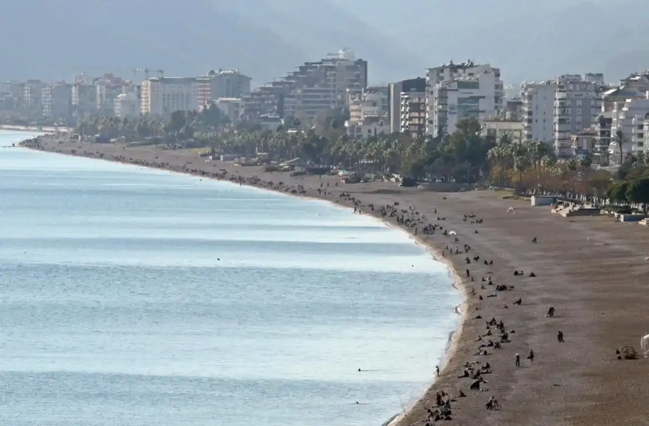 turkiye-donarken-antalya-yazi-yasiyor-vatandaslar-konyaalti-sahiline-akin-etti