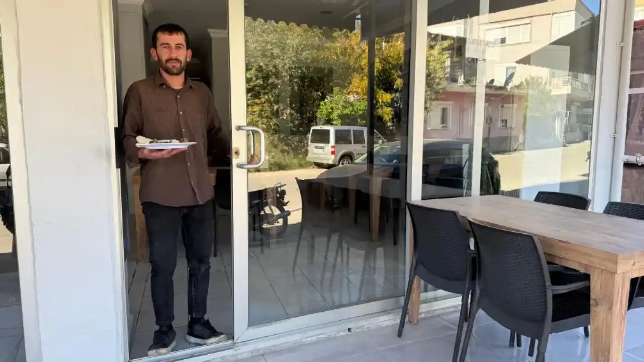 serikte-gulumseten-goruntu-restoranda-garson-kendi-sildigi-cama-carpti