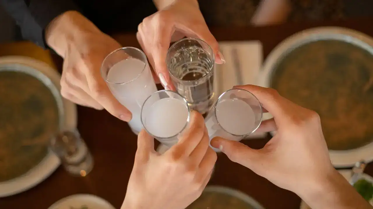 antalyada-yilbasi-oncesi-internetten-sahte-alkol-uyarisi-bidonla-alip-pet-sisede-satiyorlar