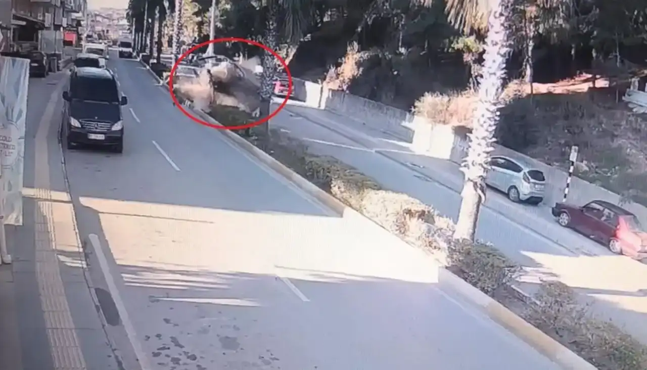 manavgatta-otomobil-refujdeki-aydinlatma-diregi-carparak-devrildi