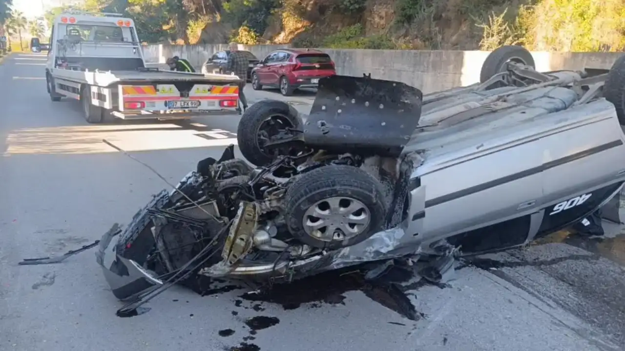 manavgatta-otomobil-refujdeki-aydinlatma-diregi-carparak-devrildi