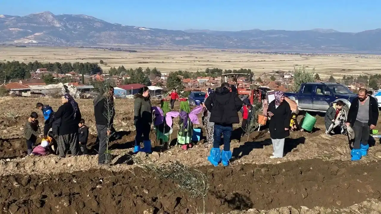 burdurda-gelecege-nefes-minik-elleriyle-topraga-fidan-diktiler-1