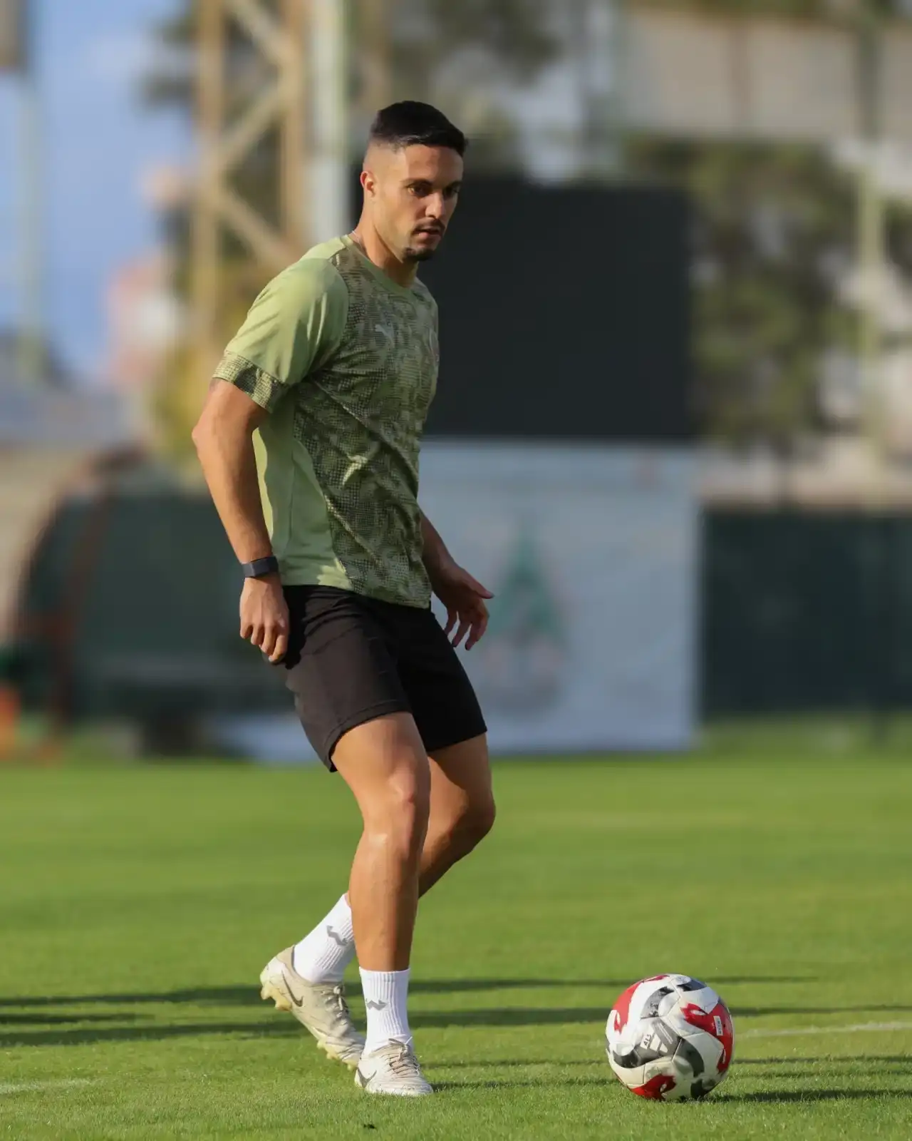 alanyaspor-fatih-karagumruk-hazirliklarina-basladi-macin-biletleri-satisa-cikti