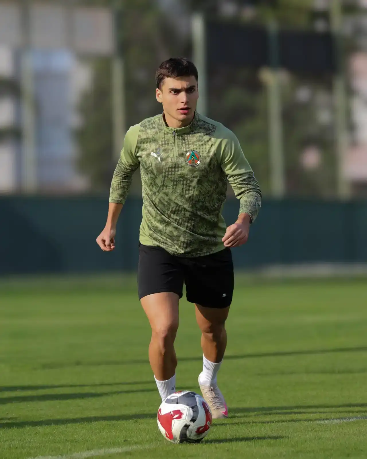 alanyaspor-fatih-karagumruk-hazirliklarina-basladi-macin-biletleri-satisa-cikti