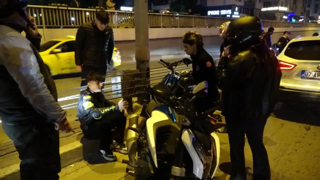 antalyada-trafigi-fark-etmeyen-motosikletli-ilk-araca-sonra-bariyerlere-carpti