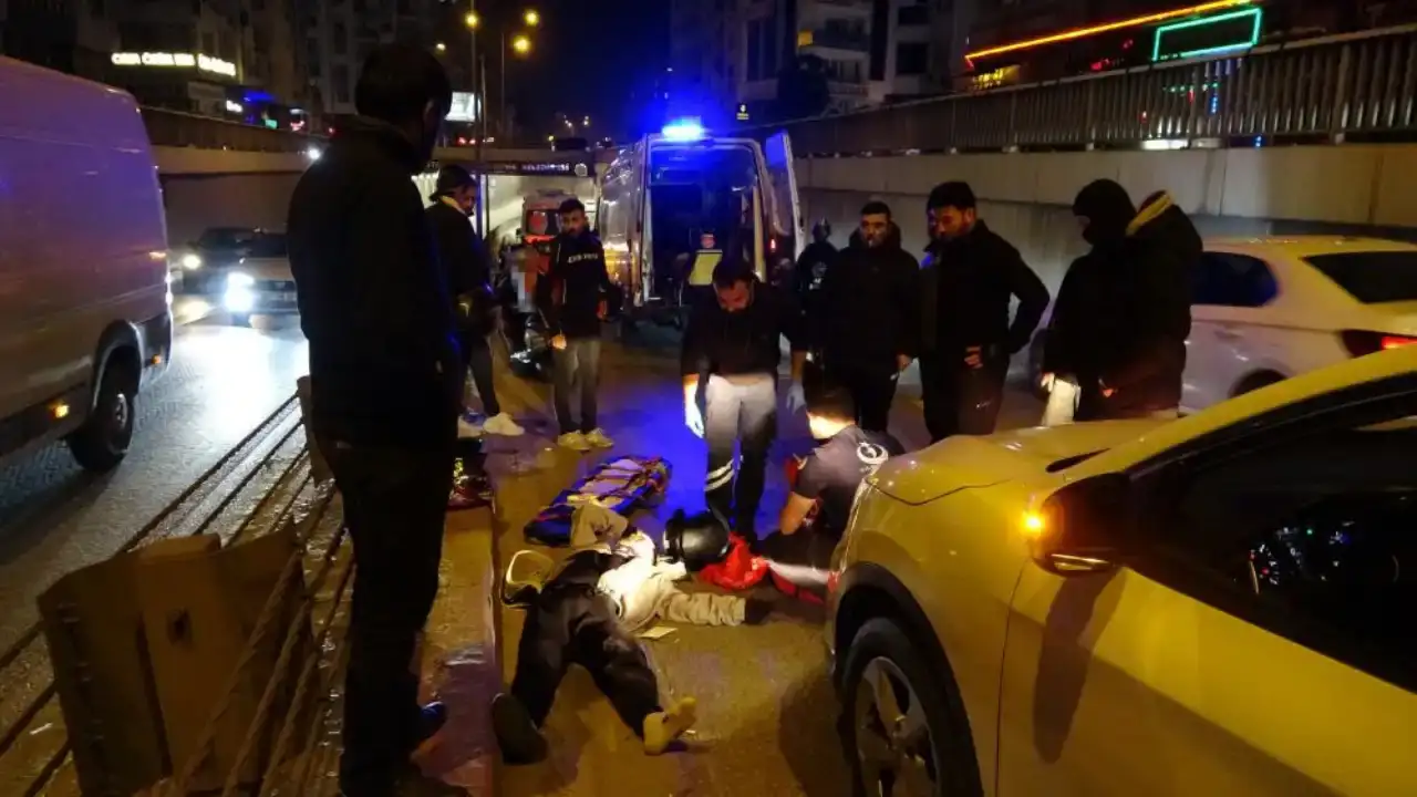 antalyada-trafigi-fark-etmeyen-motosikletli-ilk-araca-sonra-bariyerlere-carpti