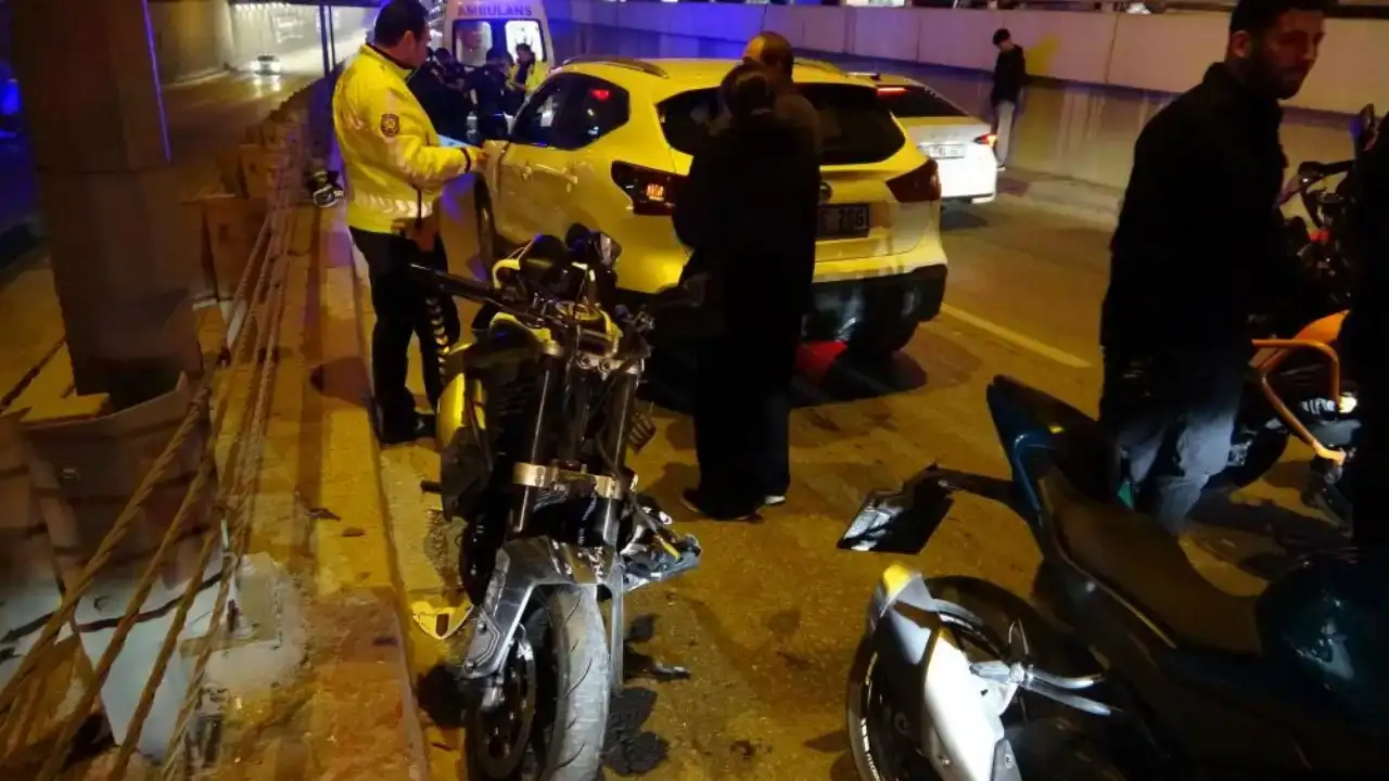 antalyada-trafigi-fark-etmeyen-motosikletli-ilk-araca-sonra-bariyerlere-carpti