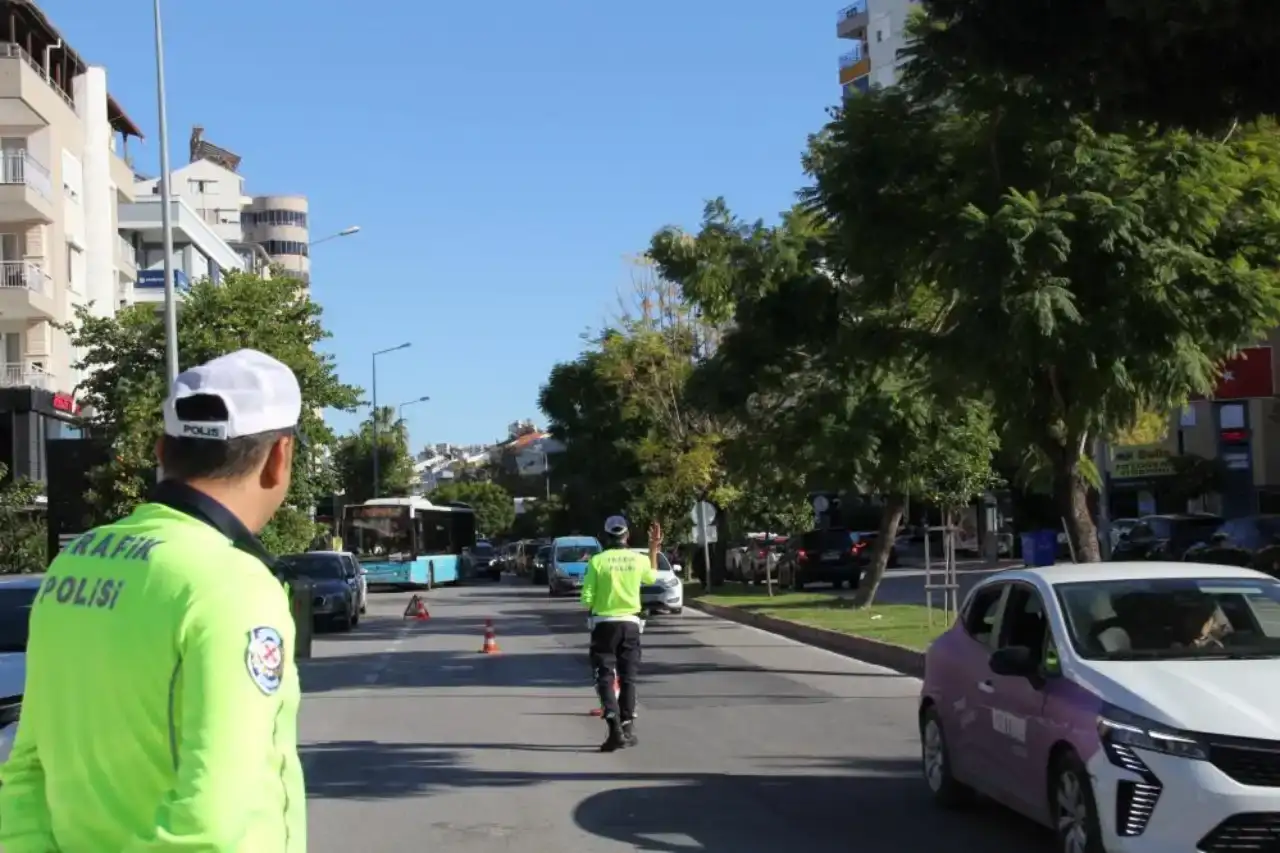 antalya-emniyeti-trafikte-goz-actirmadi-denetimlerde-11-bin-surucuye-ceza